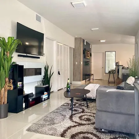 Modern Home W Jacuzzi Near Wynwood-Design District-Mia Airport